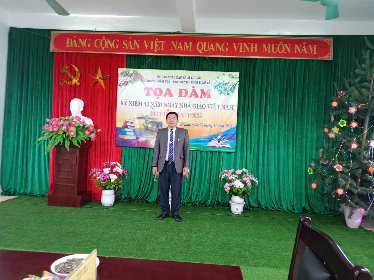Anh Trương Văn Hùng tại buổi tọa đàm kỷ niệm Ngày Nhà giáo Việt Nam 20/11/2025 ở ngôi trường vùng biên Sì Lở Lầu, nơi anh gắn bó cả đời đi dạy.