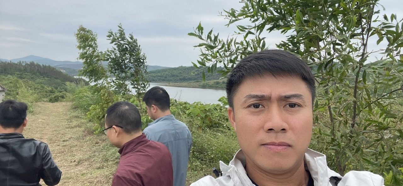 Anh Thắng cùng mấy người đi xem một khu đất vườn ven hồ, loại đất nghỉ dưỡng anh môi giới và đầu tư suốt gần bảy năm.