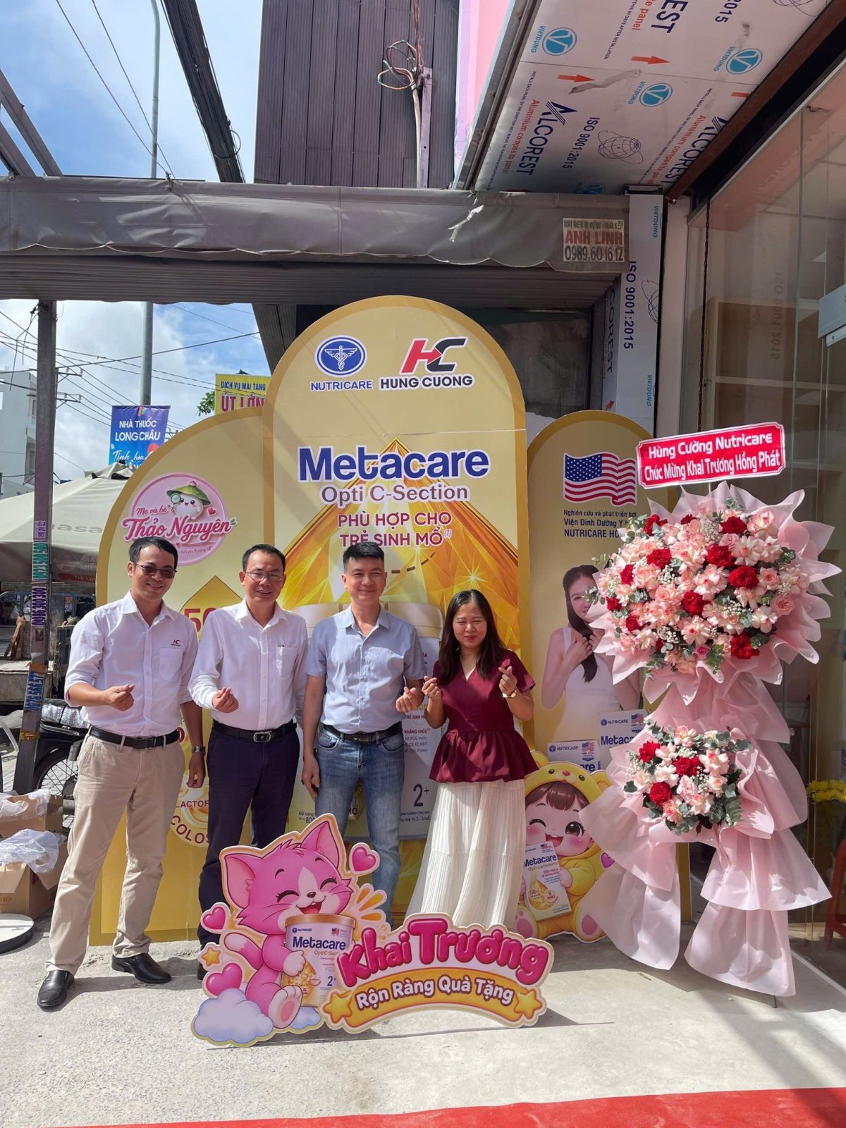 Anh Nguyễn Thành Sỹ cùng đồng nghiệp tới chúc mừng một shop mẹ và bé trong ngày khai trương, bên lẵng hoa của Hùng Cường Nutricare, như cách anh vẫn ghé thăm từng điểm bán của khách.