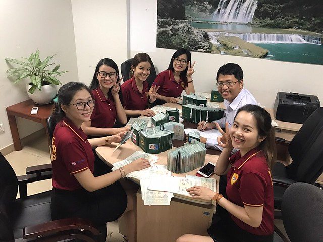 Những chồng hộ chiếu chờ làm visa trên bàn của anh An và đồng nghiệp, cảnh quen thuộc của những tháng cao điểm hàng trăm bộ hồ sơ.