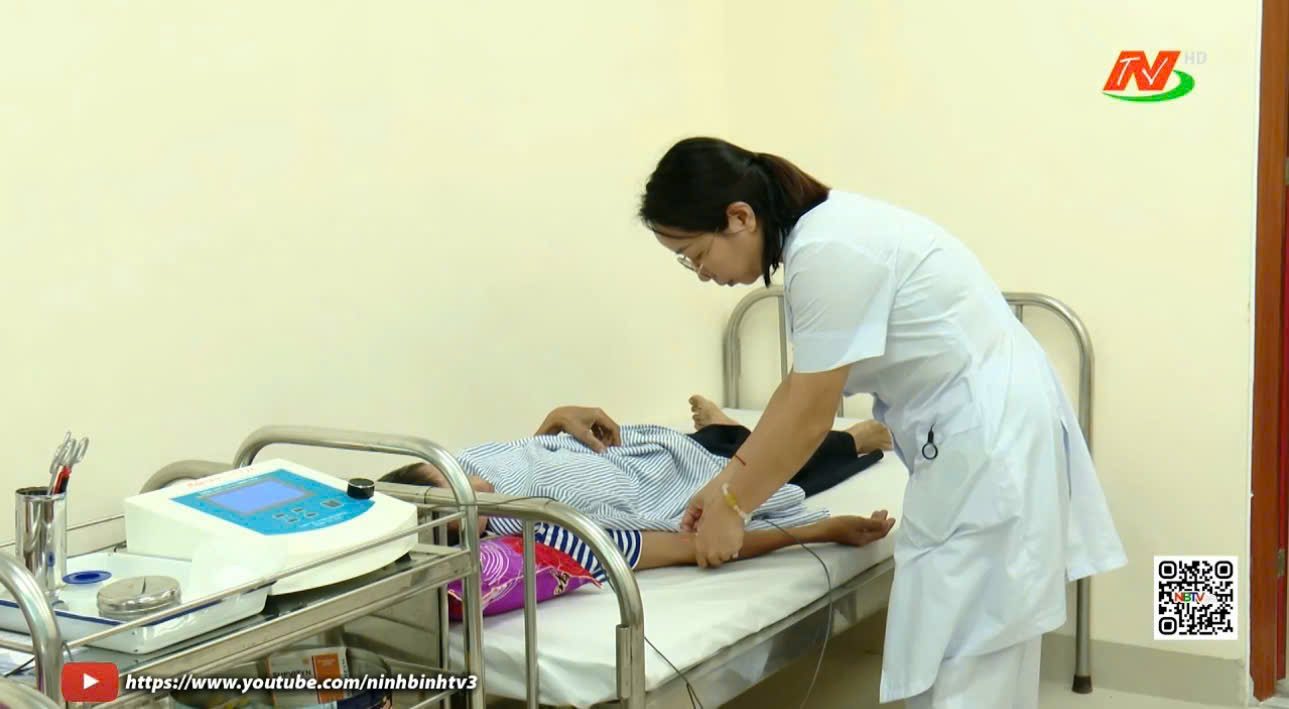 Bác sĩ Ngọc Ngà điều trị cho một người bệnh tại khoa Y học cổ truyền - Phục hồi chức năng, hình trong phóng sự của Truyền hình Ninh Bình