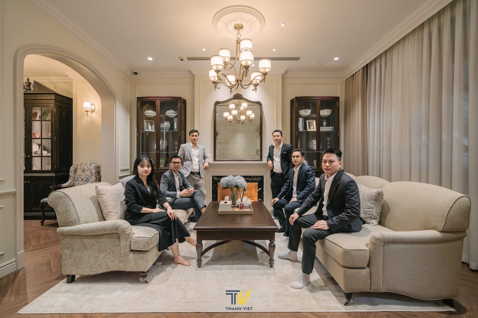 Đội ngũ quản lý Thanh Viet Interior trong một phòng khách mang tinh thần Âu Mỹ, phong cách anh Nghĩa chọn làm ngách riêng từ những năm 2019-2020.