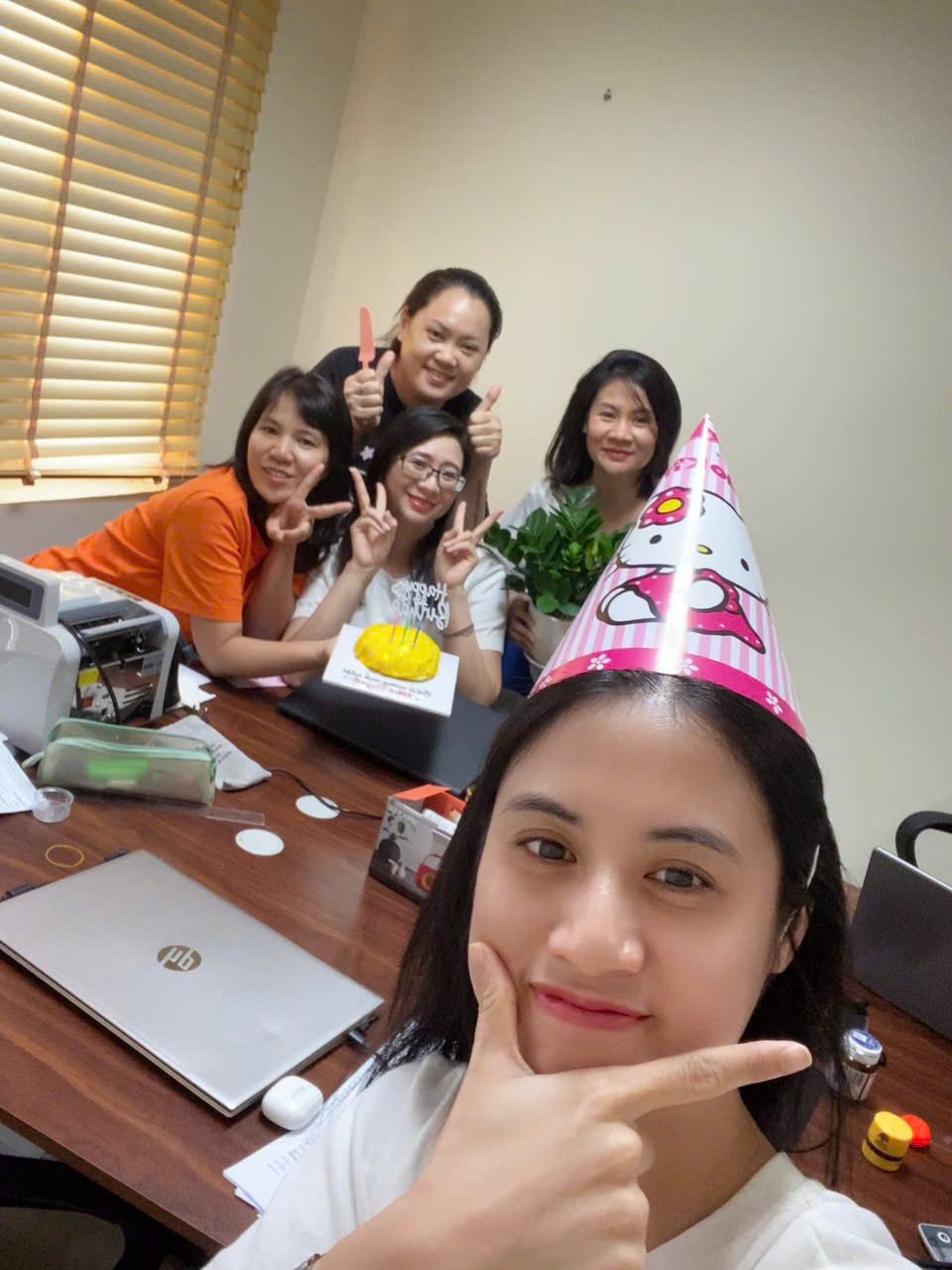 Một buổi sinh nhật nhỏ ngay giữa phòng làm việc, chiếc bánh kem đặt trên bàn cạnh máy tính và máy đếm tiền, nơi chị Lương cùng đồng nghiệp đi qua những tháng chấm công, tính lương.