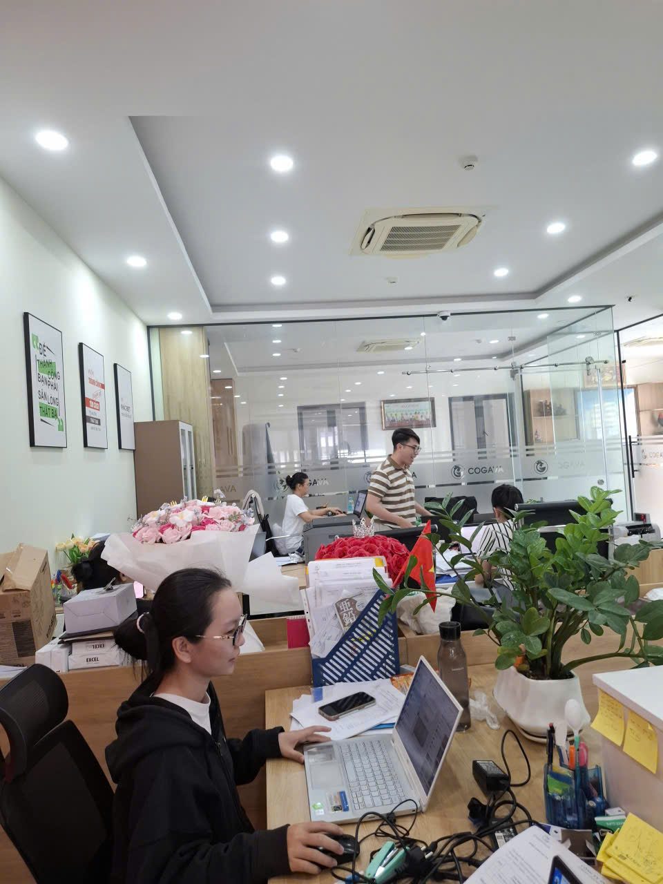 Một góc văn phòng Gà Vàng, nơi chị Trang làm cầu nối giữa ban giám đốc và hơn một trăm con người của công ty.