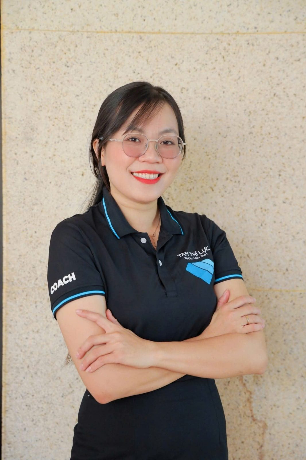 Chị Thùy Trang trong chiếc áo coach của Tâm Trí Lực, nơi chị làm tư vấn và chăm sóc các gia đình từ năm 2017.