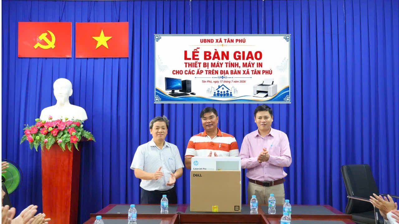 Lễ UBND xã Tân Phú bàn giao máy tính, máy in cho các ấp tháng 7/2026, trong đó có ấp Tân Đông nơi anh Minh làm Bí thư chi bộ kiêm Trưởng ấp.