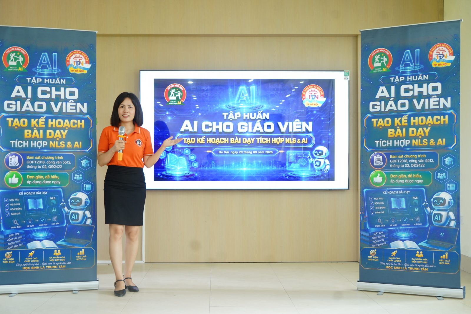 Chị Kim Oanh đứng lớp buổi tập huấn AI cho giáo viên ở Hà Nội cuối tháng 8/2026, hướng dẫn thầy cô dùng AI để tạo kế hoạch bài dạy.