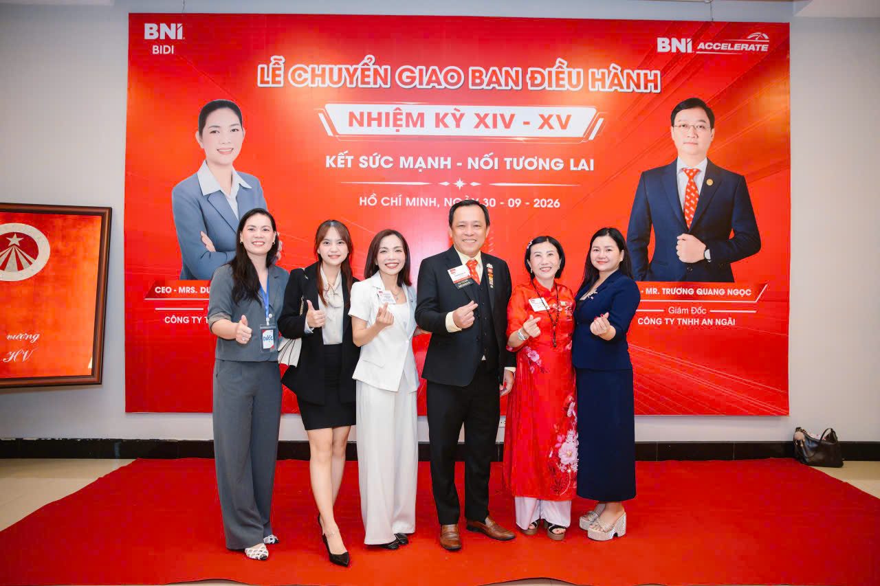Lễ chuyển giao ban điều hành của cộng đồng kết nối kinh doanh nơi chị Việt Hoa được gọi là người "siêu kết nối".