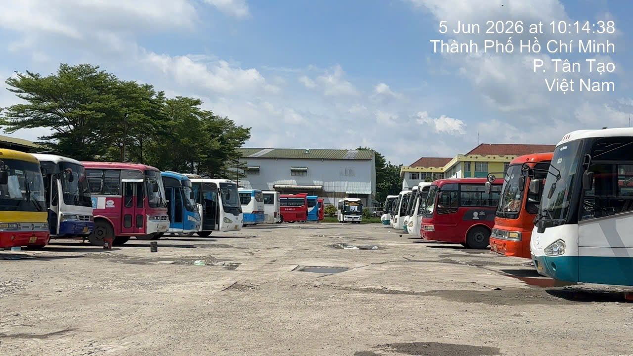 Những chiếc xe khách đậu bãi ở phường Tân Tạo, TP. Hồ Chí Minh. Hợp tác xã của anh Tuấn đã giúp hơn một trăm năm mươi thành viên vay vốn mua xe mới.