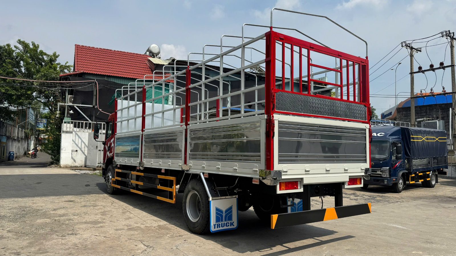 Một thùng xe tải khung inox vừa hoàn thiện, loại thùng mà ba phân xưởng của chị Nơ làm ra hơn một trăm bảy mươi chiếc mỗi tháng.