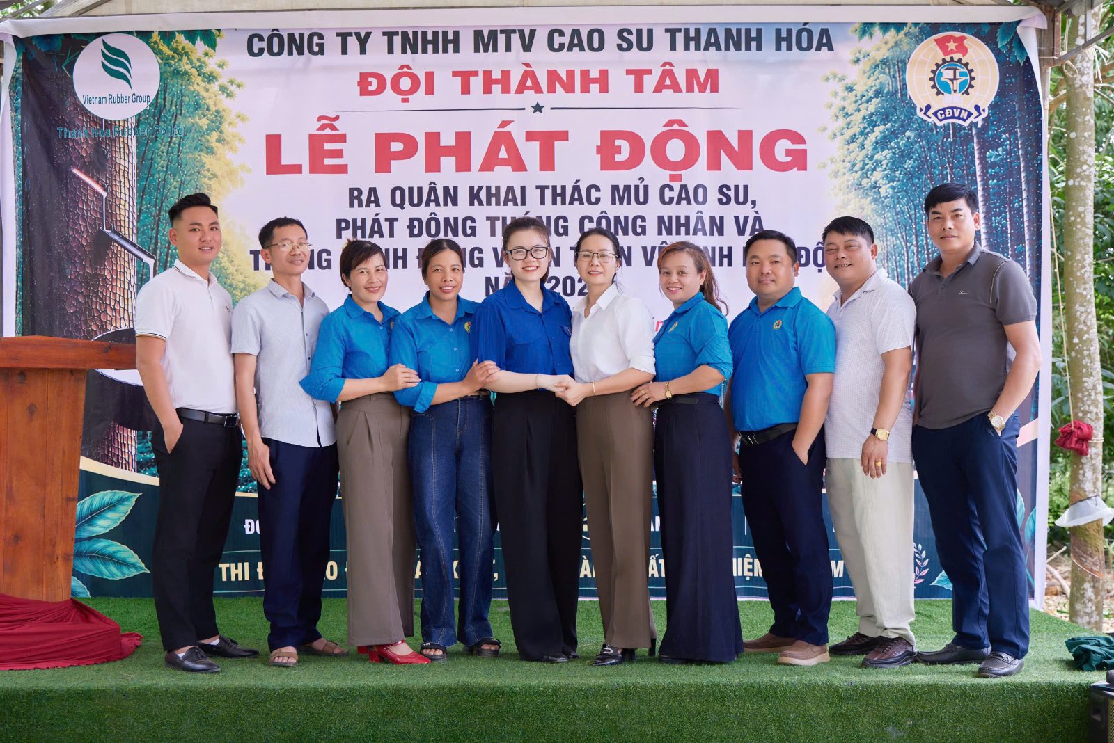 Chị Sáu cùng anh chị em Đội Thành Tâm trong lễ phát động ra quân khai thác mủ cao su của Công ty Cao su Thanh Hóa