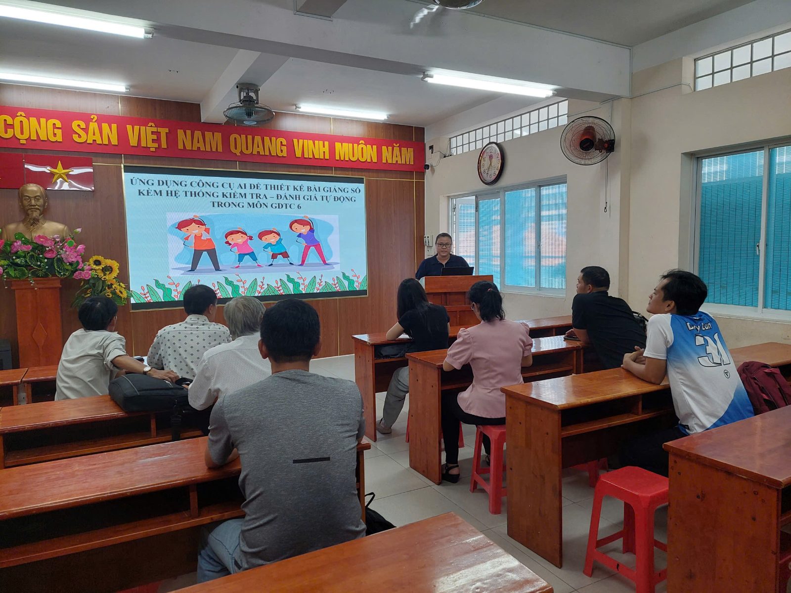 Chị Hiền trình bày chuyên đề ứng dụng công cụ AI thiết kế bài giảng số, kèm hệ thống kiểm tra, đánh giá tự động cho môn Giáo dục thể chất lớp 6 trước các đồng nghiệp