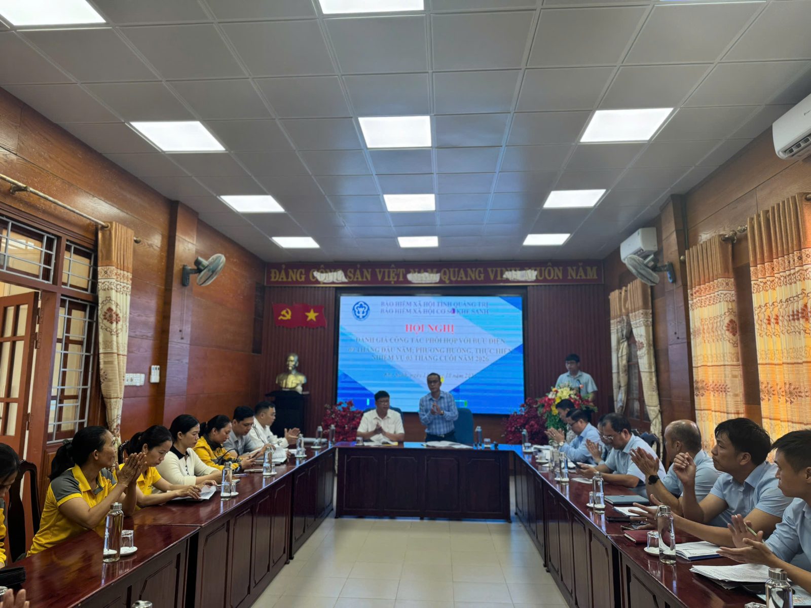 Anh Cường cùng đồng nghiệp trong một hội nghị của Bảo hiểm xã hội tỉnh Quảng Trị